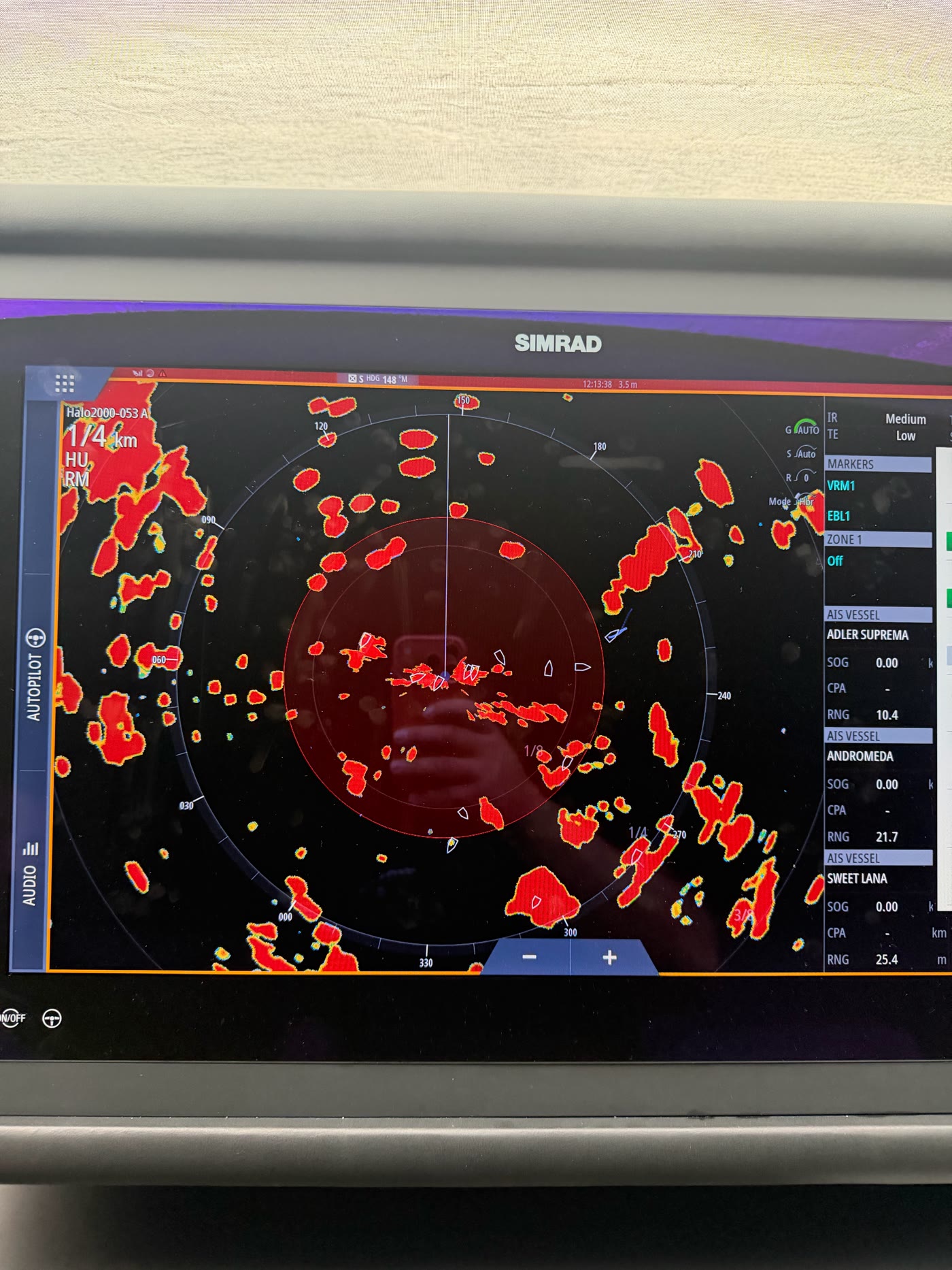 Simrad radar i AIS antena na plovilu