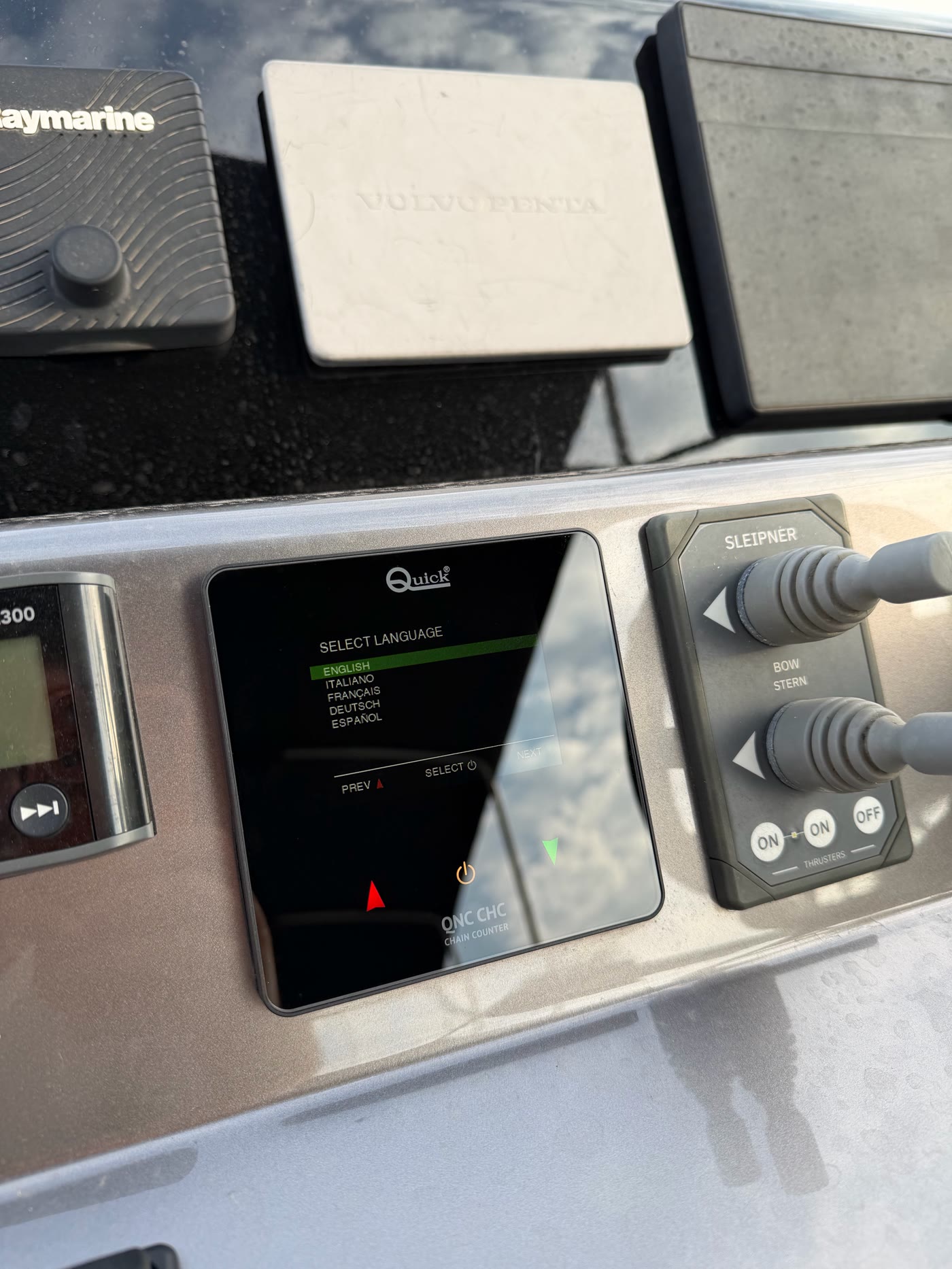 Ugradnja na kormilarskom mjestu, Raymarine i druga oprema